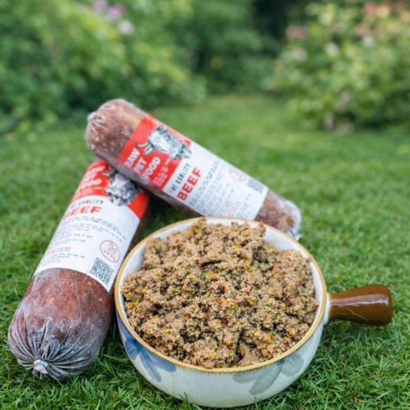 Thức Ăn Tươi Cho Chó Trưởng Thành – Dinh Dưỡng Chuẩn, Khỏe Mạnh Mỗi Ngày Thức ăn tươi cho chó trưởng thành với thịt bò xay nguyên chất, kết cấu mềm, dễ tiêu hóa. Sản phẩm được trình bày đơn giản trên nền cỏ, nhấn mạnh độ tươi sạch và phù hợp cho chó trưởng thành cần nguồn đạm chất lượng cao.