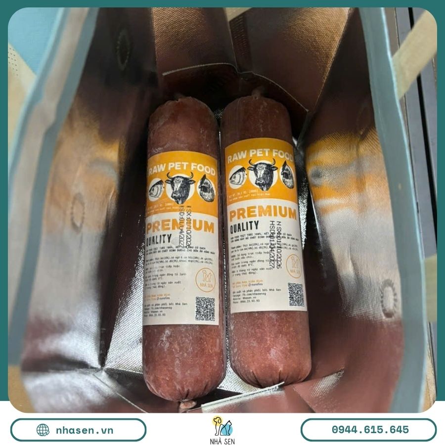 Raw Food Tổng Hợp cho chó mèo dạng thanh thịt đông lạnh, đóng gói riêng, phù hợp bảo quản trong túi giữ nhiệt có lớp lót bạc khi vận chuyển.