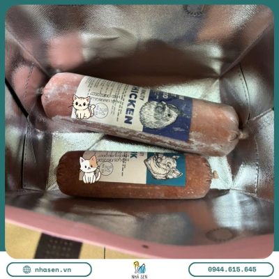 Thịt Xay Rau Củ Cho Chó Mèo được bảo quản trong túi giữ nhiệt, giúp duy trì độ tươi ngon và phù hợp sử dụng cho chó mèo.