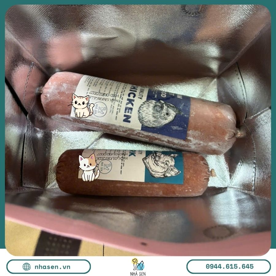 Thịt Xay Rau Củ Cho Chó Mèo được bảo quản trong túi giữ nhiệt, giúp duy trì độ tươi ngon và phù hợp sử dụng cho chó mèo.